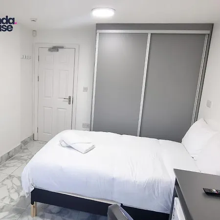 Prázdninový dům Elegant Ensuite Near City Centre - Kunda House