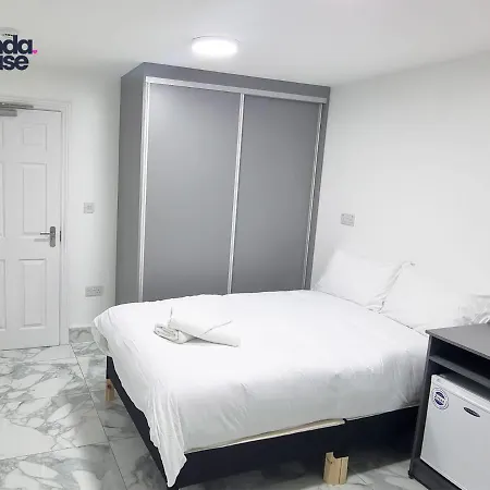 Prázdninový dům Elegant Ensuite Near City Centre - Kunda House *
