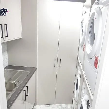 Elegant Ensuite Near City Centre - Kunda House Prázdninový dům *