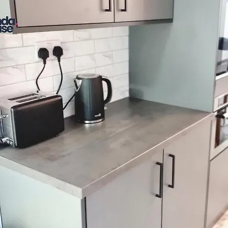 Elegant Ensuite Near City Centre - Kunda House Prázdninový dům