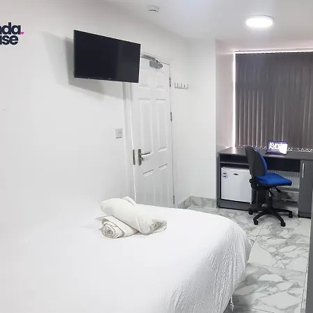 Prázdninový dům Elegant Ensuite Near City Centre - Kunda House