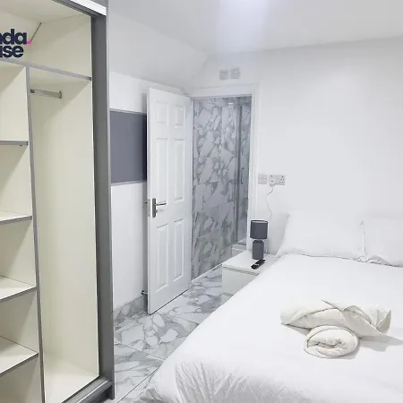 Elegant Ensuite Near City Centre - Kunda House Prázdninový dům Birmingham