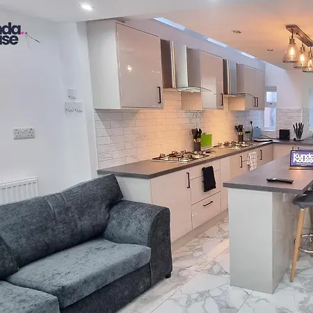 Prázdninový dům Elegant Ensuite Near City Centre - Kunda House *