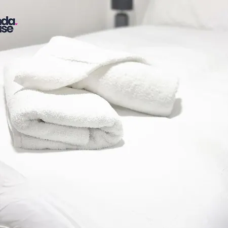 Prázdninový dům Elegant Ensuite Near City Centre - Kunda House *