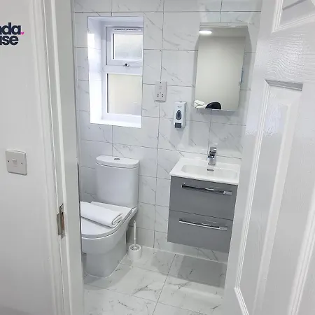 Elegant Ensuite Near City Centre - Kunda House Birmingham