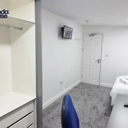 Prázdninový dům Elegant Ensuite Near City Centre - Kunda House *