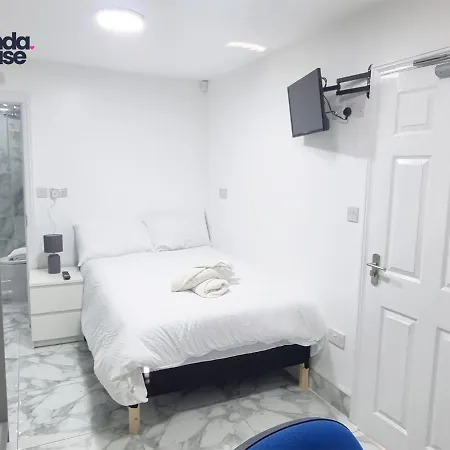 Elegant Ensuite Near City Centre - Kunda House Prázdninový dům Birmingham