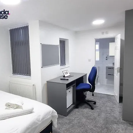 Elegant Ensuite Near City Centre - Kunda House