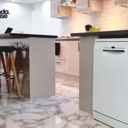 Elegant Ensuite Near City Centre - Kunda House Prázdninový dům Birmingham
