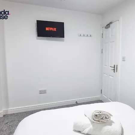 Elegant Ensuite Near City Centre - Kunda House Birmingham