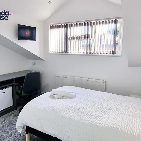 Elegant Ensuite Near City Centre - Kunda House