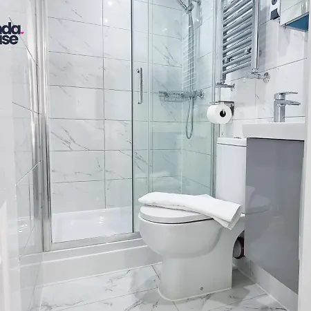Prázdninový dům Elegant Ensuite Near City Centre - Kunda House *