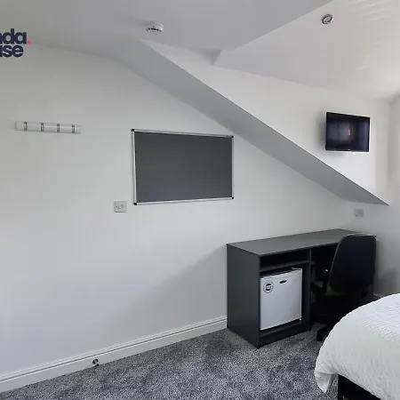 Elegant Ensuite Near City Centre - Kunda House