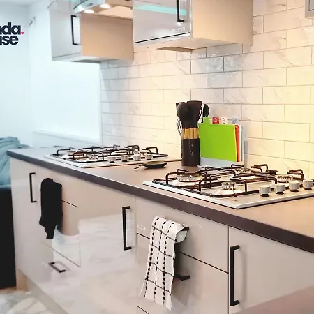 Elegant Ensuite Near City Centre - Kunda House