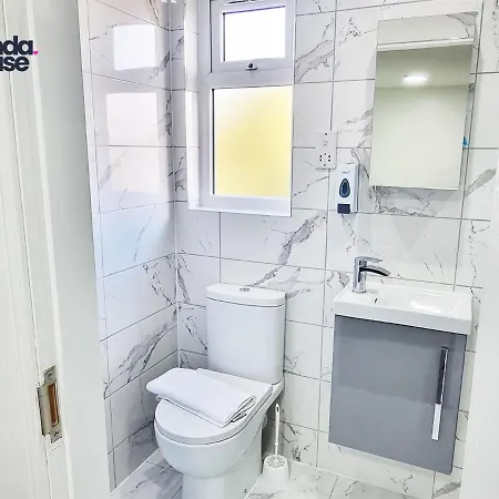 Elegant Ensuite Near City Centre - Kunda House