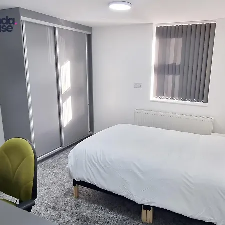 Elegant Ensuite Near City Centre - Kunda House